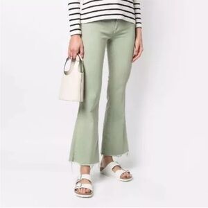 Mother Weekender Fray SZ 26 Designed  mid rise with a slim fit and a flared leg!